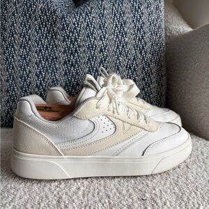 Vionic Women's Karmelle Leather Sneakers~ size 8